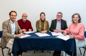 Meer betaalbare woningen! (vlnr) Camiel Schuurmans, Martin van Bruggen, Laura Hoogstraten, Bert van Oorschot en Gerda Hullegien