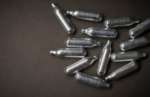 3 jaar cel geëist tegen lachgasverkoper na tweemaal overrijden van Zeistenaar 3 jaar cel geëist tegen lachgasverkoper na tweemaal overrijden van Zeistenaar