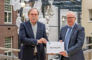 College presenteert begrotingsvoorstel 2025 (Rechts) wethouder financiën Walter van Dijk en (links) plaatsvervangend voorzitter van de gemeenteraad Dick van Ginkel.