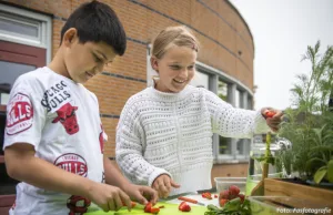 Feestelijke oogst in voedselbosje van CBS Oud Zandbergen Foto: Fos Fotografie