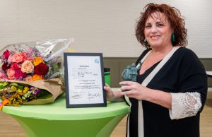 Waarderingssymbool voor Franca Vos Franca Vos ontvangt waarderingssymbool