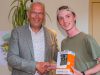 Olivier (15) winnaar natuurtelling in Zeist Wethouder Catsburg met winnaar Olivier (15) natuurtelling Zeist