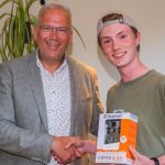 Wethouder Catsburg met winnaar Olivier (15) natuurtelling Zeist
