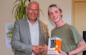 Olivier (15) winnaar natuurtelling in Zeist Wethouder Catsburg met winnaar Olivier (15) natuurtelling Zeist