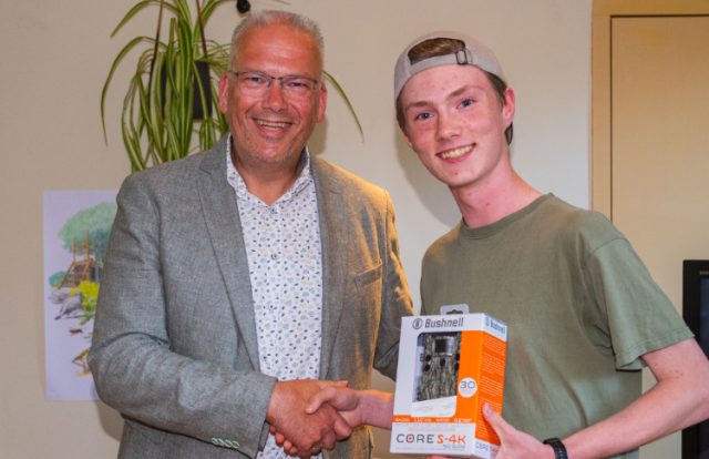 Wethouder Catsburg met winnaar Olivier (15) natuurtelling Zeist