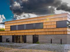 College Zeist wil bewuster omgaan met materialen De gevelbekleding van de nieuwe gemeentewerf bestaat uit hergebruikt hout en hergebruikte stoeptegels