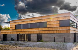 College Zeist wil bewuster omgaan met materialen De gevelbekleding van de nieuwe gemeentewerf bestaat uit hergebruikt hout en hergebruikte stoeptegels