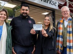 Zeist maakt winkels en horeca beter toegankelijk Foto: Menno Bausch - V.l.n.r.: wethouder Angèle Welting, Umit Akyüz en Neslihan Akyüz van Çorum Turkse Levensmiddelen en wethouder Walter van Dijk.