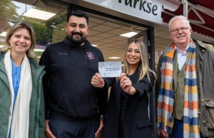 Zeist maakt winkels en horeca beter toegankelijk Foto: Menno Bausch - V.l.n.r.: wethouder Angèle Welting, Umit Akyüz en Neslihan Akyüz van Çorum Turkse Levensmiddelen en wethouder Walter van Dijk.