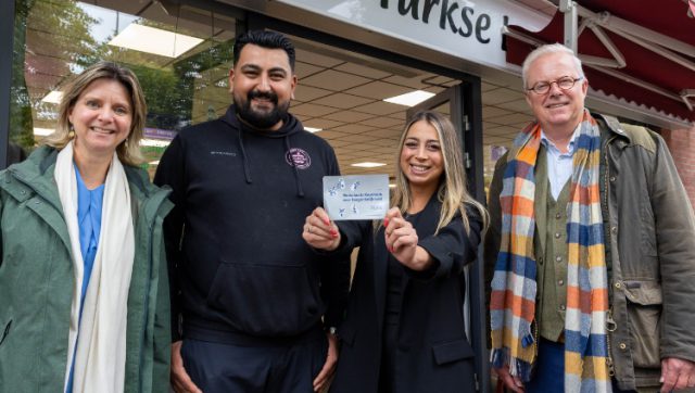Foto: Menno Bausch - V.l.n.r.: wethouder Angèle Welting, Umit Akyüz en Neslihan Akyüz van Çorum Turkse Levensmiddelen en wethouder Walter van Dijk. Foto: Menno Bausch - V.l.n.r.: wethouder Angèle Welting, Umit Akyüz en Neslihan Akyüz van Çorum Turkse Levensmiddelen en wethouder Walter van Dijk.