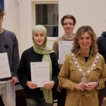 Burgemeester Joyce Langenacker met de nieuwe leden van de Jongerenraad Zeist