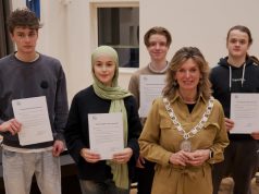 Nieuwe leden Jongerenraad Zeist Burgemeester Joyce Langenacker met de nieuwe leden van de Jongerenraad Zeist