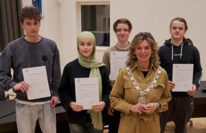 Nieuwe leden Jongerenraad Zeist Burgemeester Joyce Langenacker met de nieuwe leden van de Jongerenraad Zeist