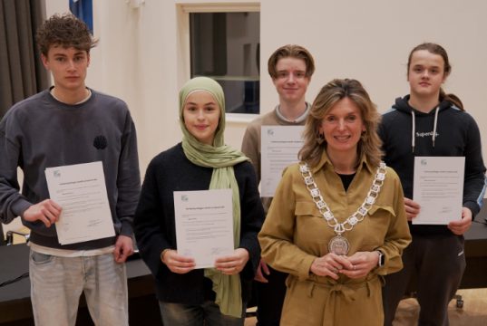 Nieuwe leden Jongerenraad Zeist Burgemeester Joyce Langenacker met de nieuwe leden van de Jongerenraad Zeist