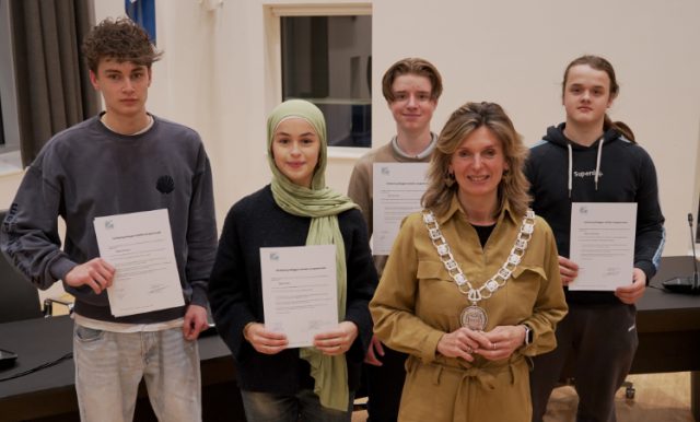 Burgemeester Joyce Langenacker met de nieuwe leden van de Jongerenraad Zeist