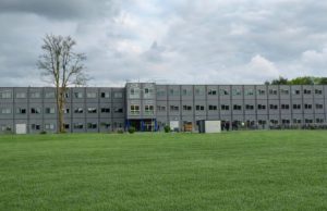 Kritiek op mogelijke verlenging AZC Kamp van Zeist Foto: Johan Pel - Kritiek op mogelijke verlenging AZC Kamp van Zeist