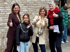 Duurzame schoolgebouwen in Zeist VLNR: Jacqueline van Erp (WereldKidz), Kinderburgemeester Ava Latul, Wethouder Angèle Welting, Margot Foppen (Het Spoor)