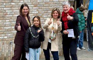 Duurzame schoolgebouwen in Zeist VLNR: Jacqueline van Erp (WereldKidz), Kinderburgemeester Ava Latul, Wethouder Angèle Welting, Margot Foppen (Het Spoor)