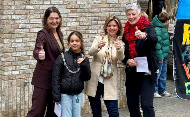 VLNR: Jacqueline van Erp (WereldKidz), Kinderburgemeester Ava Latul, Wethouder Angèle Welting, Margot Foppen (Het Spoor) VLNR: Jacqueline van Erp (WereldKidz), Kinderburgemeester Ava Latul, Wethouder Angèle Welting, Margot Foppen (Het Spoor)