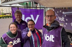 Volt verovert eerste zetel in Zeist Evert Jan en Elsbeth (2de en 3de vlnr) - Volt verovert eerste zetel in Zeist