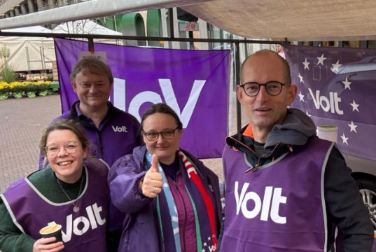 Volt verovert eerste zetel in Zeist Evert Jan en Elsbeth (2de en 3de vlnr) - Volt verovert eerste zetel in Zeist