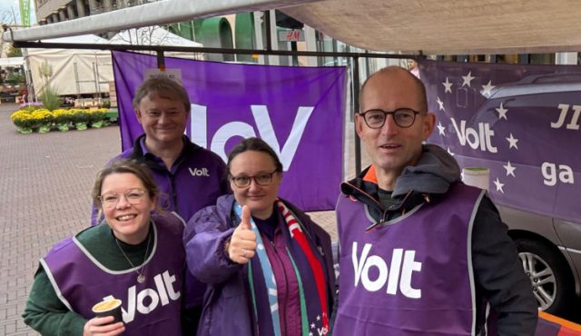 Evert Jan en Elsbeth (2de en 3de vlnr) - Volt verovert eerste zetel in Zeist