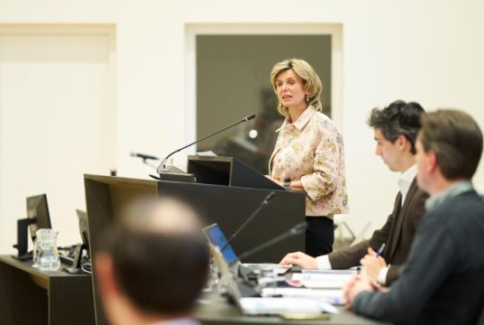 Slavernijverleden zichtbaar in geschiedenis van Zeist Burgemeester Langenacker reflecteert op onderzoek