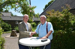Nieuwe locatie Dorpshuis Den Dolder Wethouder Walter van Dijk (links) en Ron Coljee (voorzitter kerkraad en kerkrentmeester