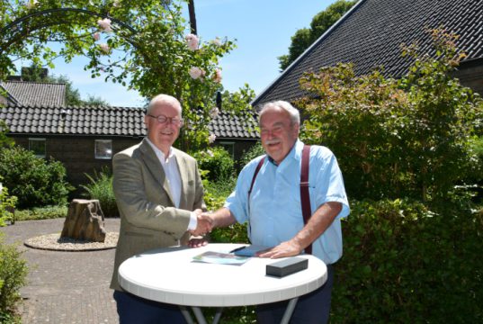 Nieuwe locatie Dorpshuis Den Dolder Wethouder Walter van Dijk (links) en Ron Coljee (voorzitter kerkraad en kerkrentmeester