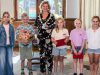 Alec nieuwe kinderburgemeester van Zeist Kinderburgemeester Ava, nieuwe kinderburgemeester Alec, burgemeester Joyce Langenacker en kandidaten Maud, Nola en Esmee.