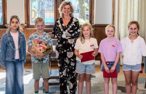 Alec nieuwe kinderburgemeester van Zeist Kinderburgemeester Ava, nieuwe kinderburgemeester Alec, burgemeester Joyce Langenacker en kandidaten Maud, Nola en Esmee.
