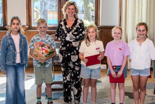 Alec nieuwe kinderburgemeester van Zeist Kinderburgemeester Ava, nieuwe kinderburgemeester Alec, burgemeester Joyce Langenacker en kandidaten Maud, Nola en Esmee.