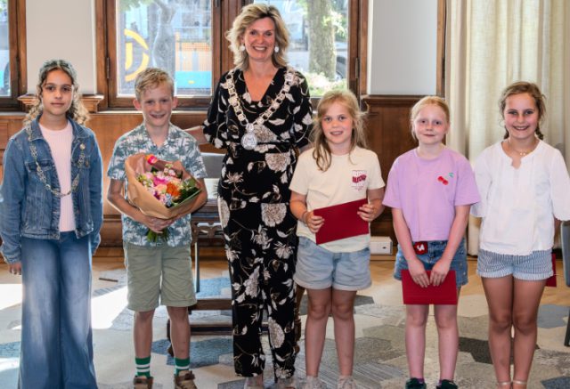 Kinderburgemeester Ava, nieuwe kinderburgemeester Alec, burgemeester Joyce Langenacker en kandidaten Maud, Nola en Esmee.
